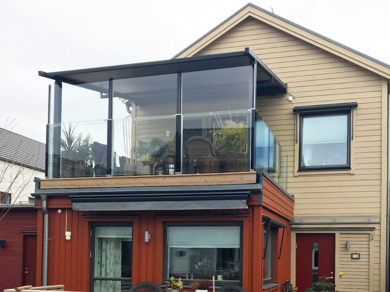 Villa med Clickitup glasräcken på balkong