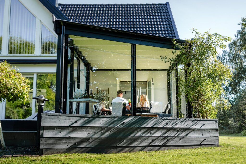 höj- och sänkbart glasräcke till pergola